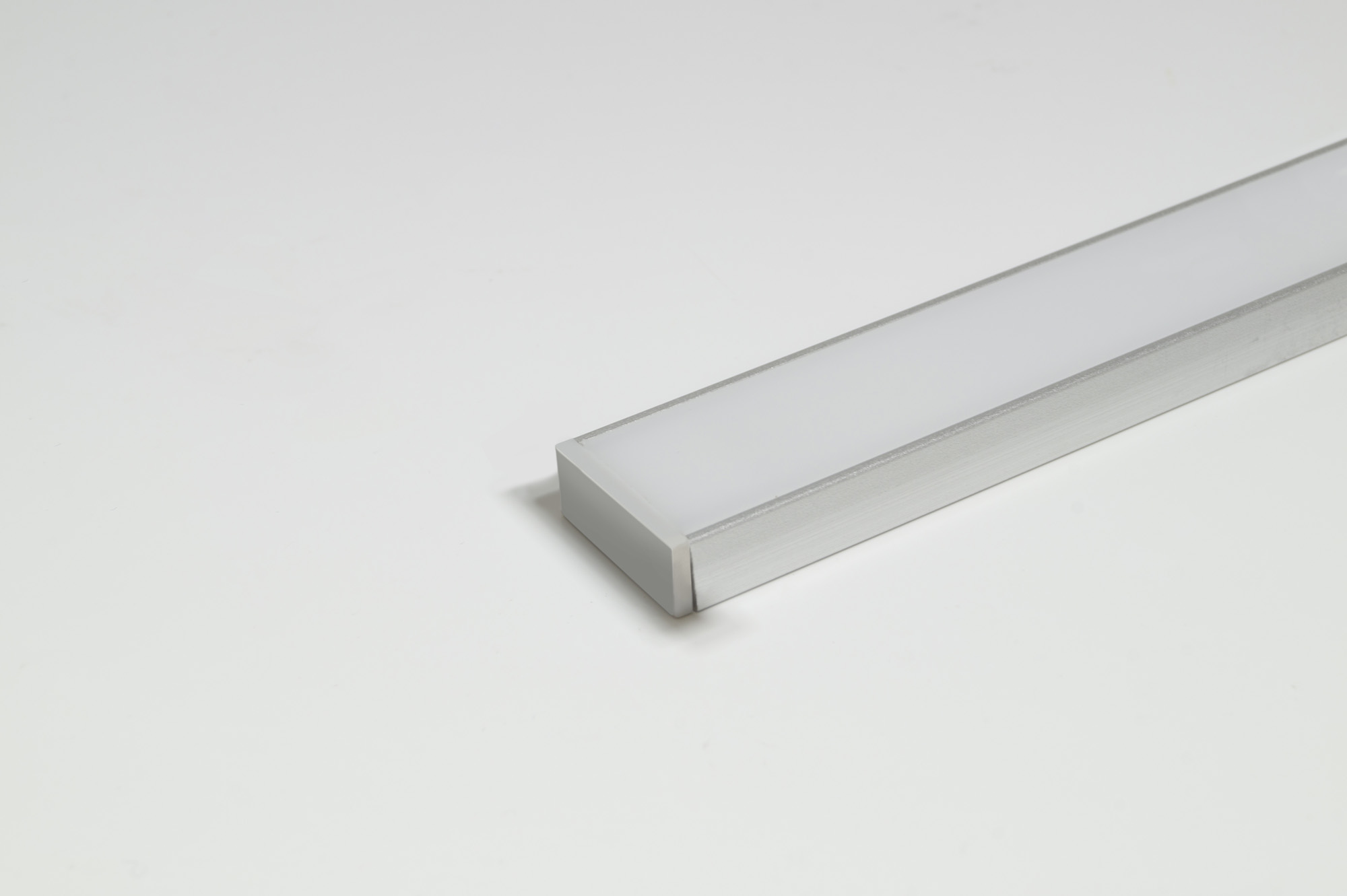 PIC_Profil_Paris_mit-Endkappen Paris (Artikelnummer 2000338) + Abdeckprofil (Artikelnummer 2000478) + Endkappenset (Artikelnummer 2000339)