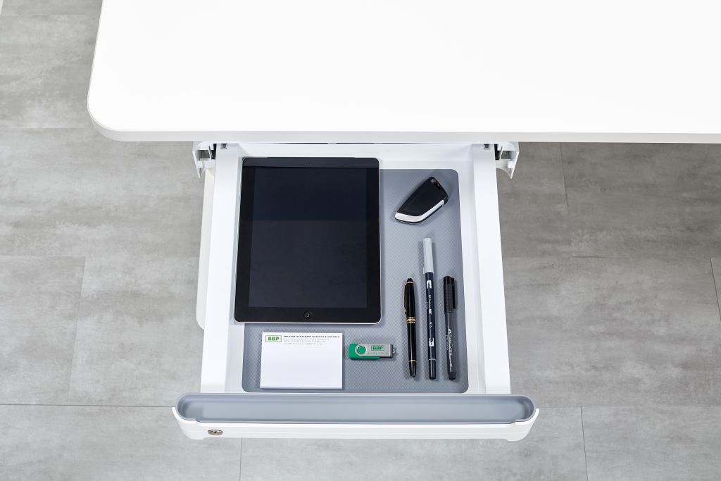 Schublade-mit-Inhalt-geoeffnet-II