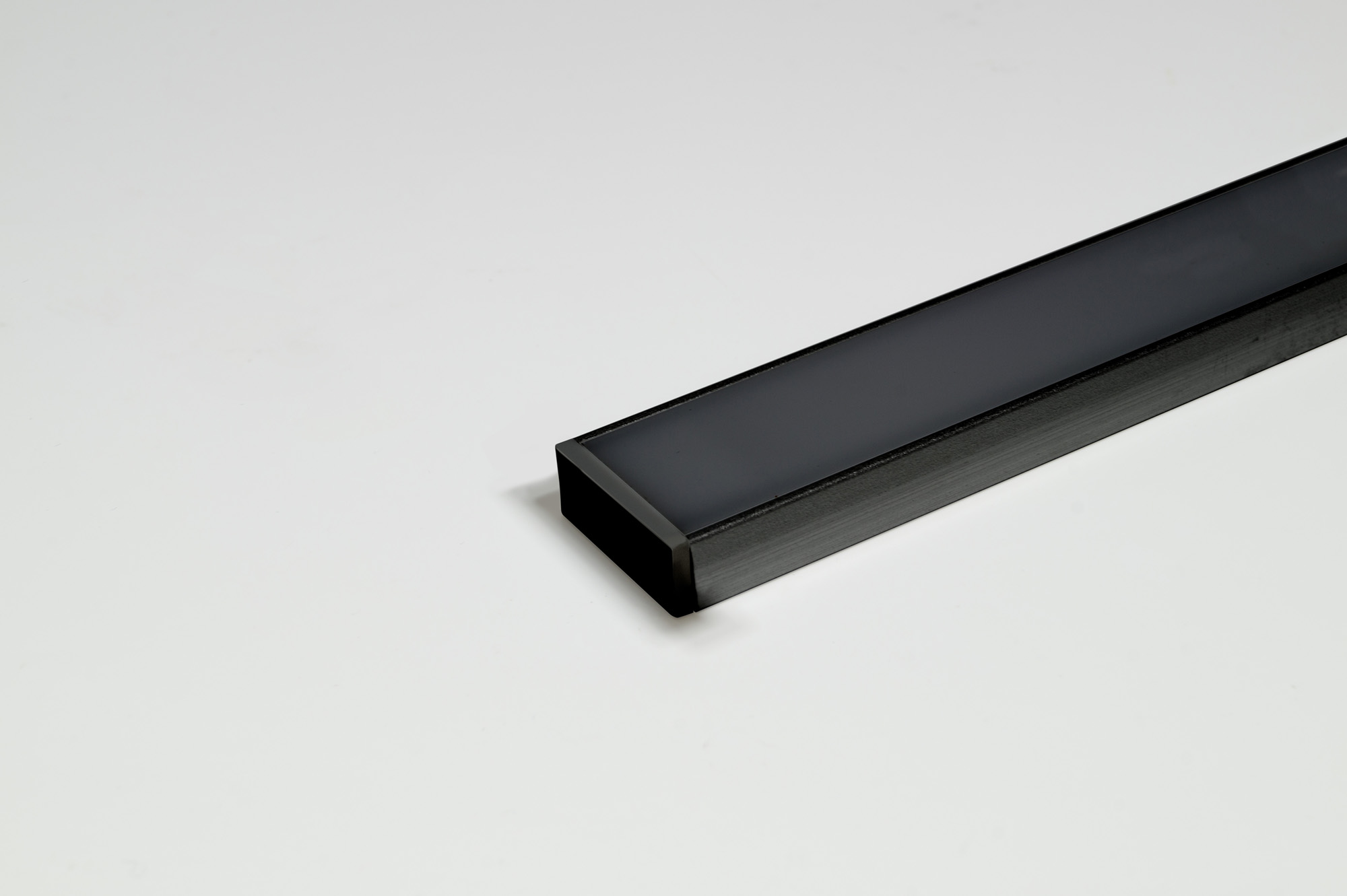 PIC_2000504_Profil_Paris-schwarz_mit-Endkappen Paris Schwarz (Artikelnummer 2000504) + Abdeckprofil (Schwarz) (Artikelnummer 2000508) +