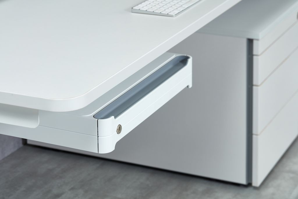 Schublade-mit-Container-im-Hintergrund